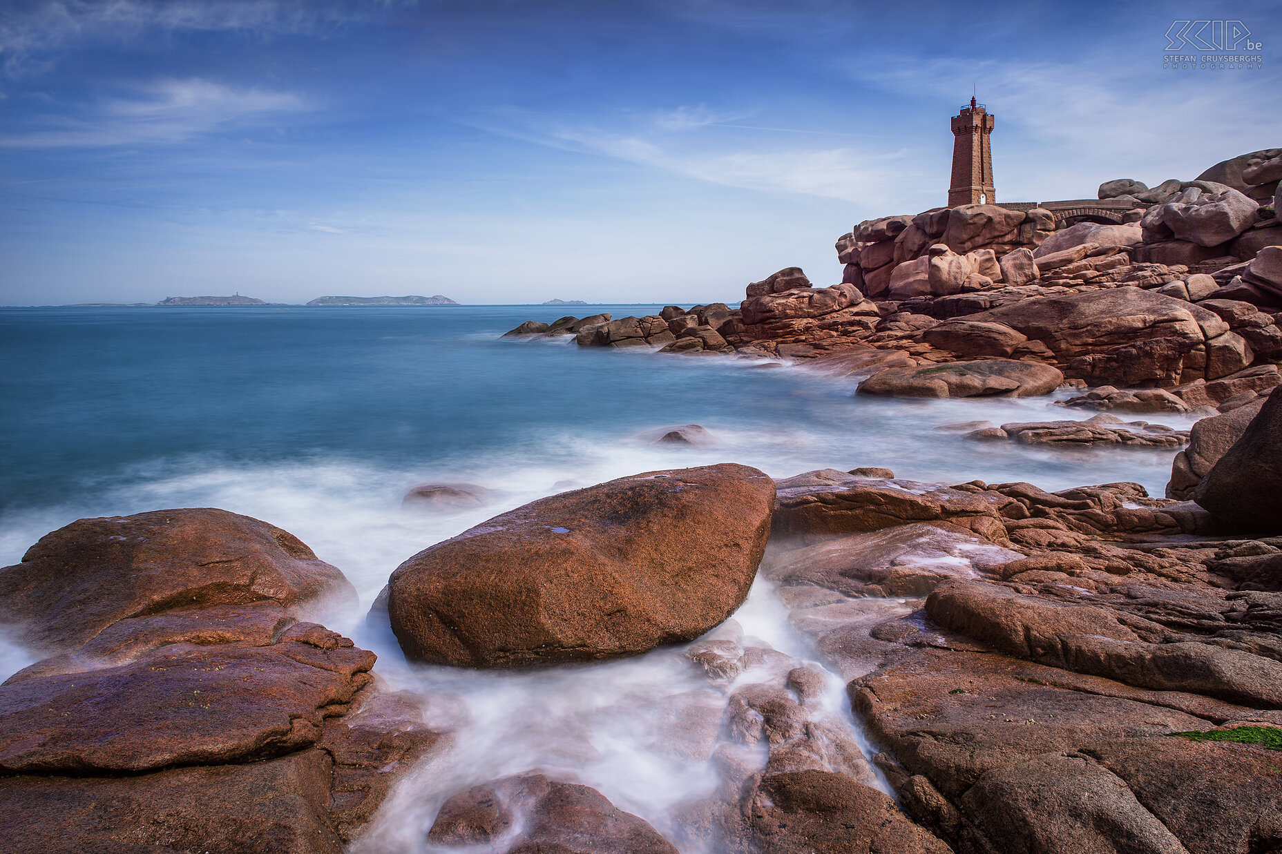 Ploumanach - Phare du Men Ruz De Men Ruz vuurtoren ligt in Ploumanac'h in het departement Côtes-d'Armor in Bretagne. De structuur bestaat uit roze graniet en markeert de ingang van het kanaal dat naar de haven van Ploumanac'h leidt. In het Bretoens betekent Men Ruz 'rode steen'. De eerste vuurtoren werd gebouwd in 1860, maar het werd verwoest in 1944 en vervangen door de huidige vuurtoren in 1946. Stefan Cruysberghs